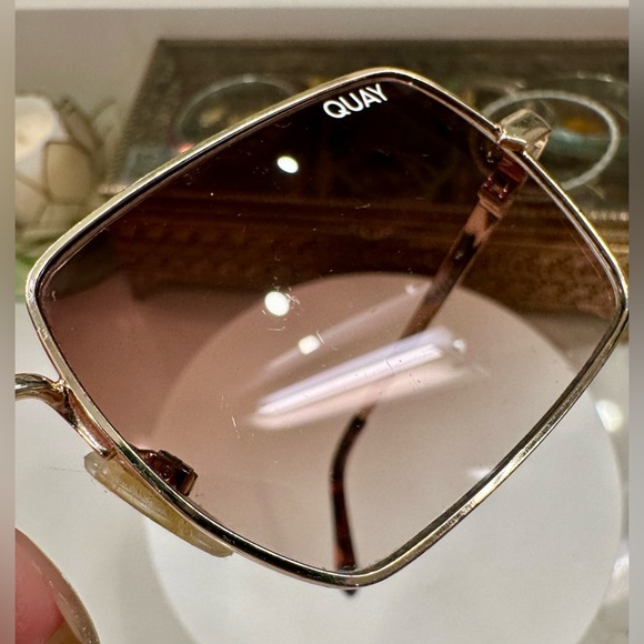 Quay - TTYL - Sleek Gold-Toned Square Sunglasses & Soft Snap-Close Case - VGUC - Picture 16 of 17